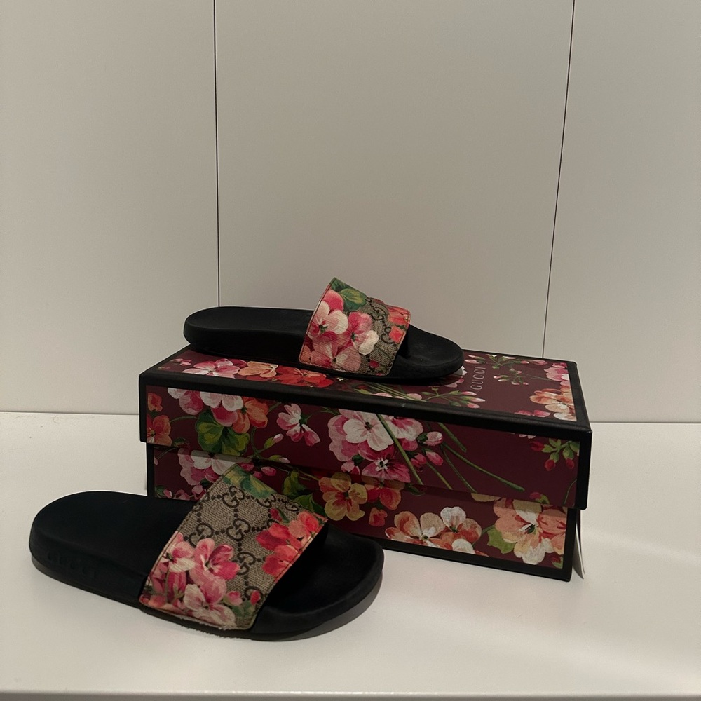 Gucci Black and Pink Floral Sandals